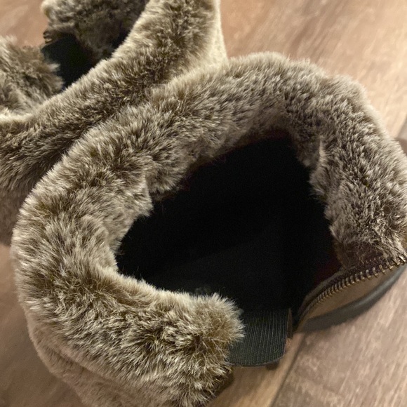 NWOB and never-worn Vintage Foundry Co. Olive Suede Faux Fur Boots Size 6.5 - Picture 9 of 11